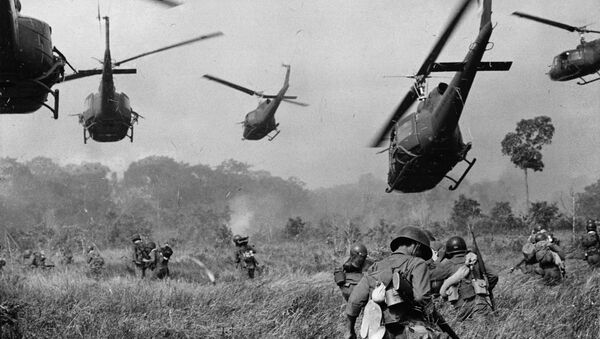 Hovering U.S. Army helicopters pour machine gun fire into the tree line to cover the advance of South Vietnamese ground troops in an attack on a Viet Cong camp 18 miles north of Tay Ninh, northwest of Saigon near the Cambodian border, in March 1965 during the Vietnam War - Sputnik Brasil