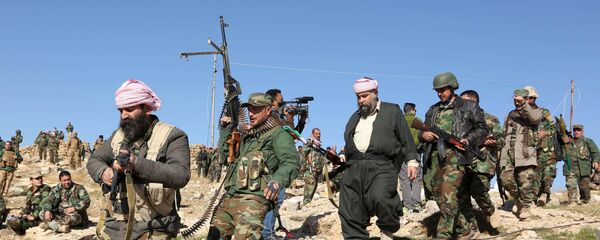 Members of the Kurdish peshmerga forces gather in the town of Sinjar, Iraq November 13, 2015 - Sputnik Brasil