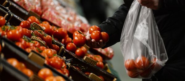 Comprador no supermercado russo escolha tomates - Sputnik Brasil
