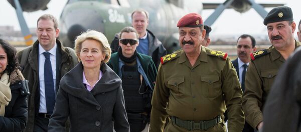 Ministra da Defesa da ALemanha Ursula von der Leyen chega a Bagdá, 11 de janeiro 2015 - Sputnik Brasil
