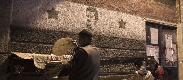 Pessoas numa padaria em Damasco - Sputnik Brasil