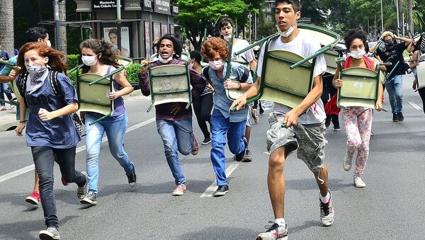 Estudantes são reprimidos pela PM em protesto contra a reorganização do ensino paulista - 03/12/2015 - Sputnik Brasil