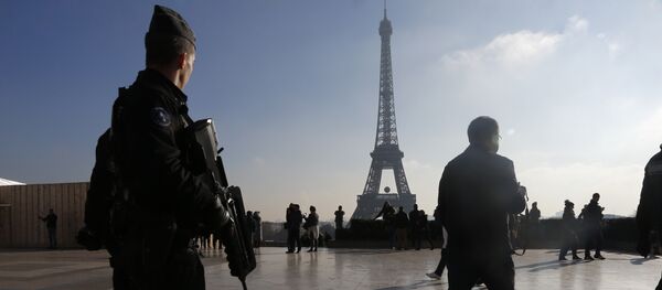 Polícia francesa patrulha Paris em 23 de novembro, 2015 - Sputnik Brasil