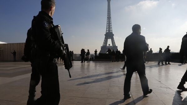 Polícia francesa patrulha Paris em 23 de novembro, 2015 - Sputnik Brasil