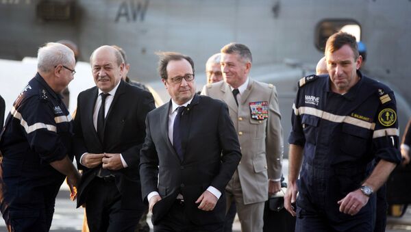 French President Hollande and French Defence Minister Le Drian arrive on the Charles de Gaulle aircraft carrier in the Mediterranean Sea - Sputnik Brasil