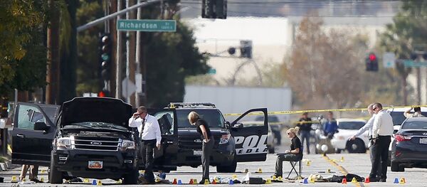 Police and Sheriff's Office Crime Scene Iinvestigators examine evidence at the scene of the investigation around an SUV where two suspects were shot by police following a mass shooting in San Bernardino, California December 3, 2015. - Sputnik Brasil