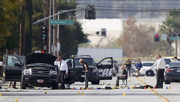 Police and Sheriff's Office Crime Scene Iinvestigators examine evidence at the scene of the investigation around an SUV where two suspects were shot by police following a mass shooting in San Bernardino, California December 3, 2015. - Sputnik Brasil