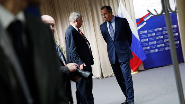 Russian Foreign Minister Sergei Lavrov (R) waits to greet the US Secretary of State prior to a bilateral meeting alongside the annual Organization for Security and Cooperation in Europe (OSCE) Ministerial Council meeting in Belgrade on December 3, 2015 - Sputnik Brasil