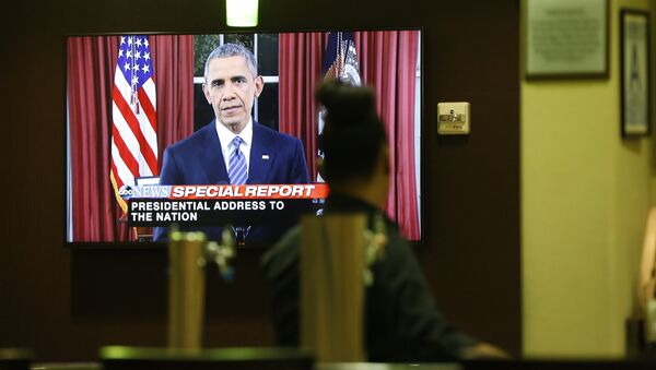 Uma pessoa assista a mensagem à Nação do presidente Barack Obama em inglês - Sputnik Brasil