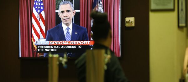 Uma pessoa assista a mensagem à Nação do presidente Barack Obama em inglês - Sputnik Brasil