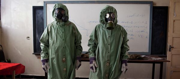 Voluntários vestem fatos de proteção durante treinamentos para responder a ataques químicos, Aleppo, Síria - Sputnik Brasil