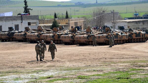 Turkish Army vehicles and tanks wait near the Syrian border in Suruc - Sputnik Brasil