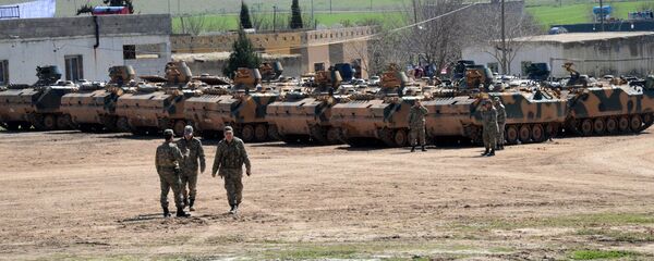 Veículos e tanques do exército da Turquia aguardam perto da fronteira com a Síria - Sputnik Brasil