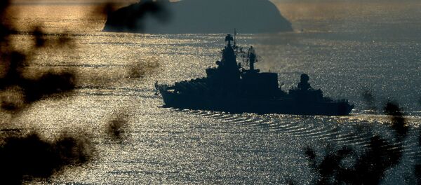 Cruzador de mísseis guiados Varyag da Frota do Pacífico parte de Vladivostok para participar dos exercícios no Oceano Índico, 2 de novembro de 2015 - Sputnik Brasil