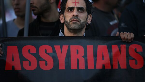 Homem segura cartaz em apoio a cristãos assírios sequestrados - Sputnik Brasil