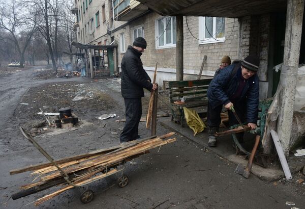 Habitantes de Debaltsevo usam fogueira para preparar comida - Sputnik Brasil