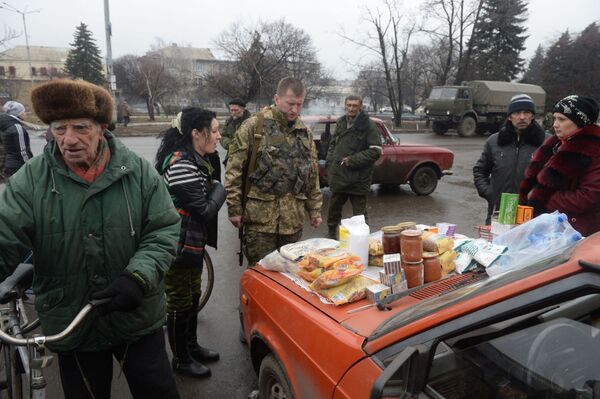 Venda de produtos alimentícios em Debaltsevo - Sputnik Brasil