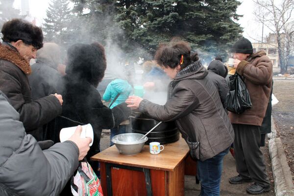 Entrega de comida em Debaltsevo - Sputnik Brasil