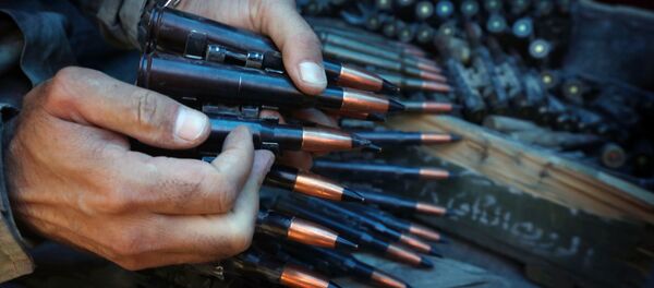 Um militante prepara um cinto de munição Um militante prepara um cinto de munição - Sputnik Brasil