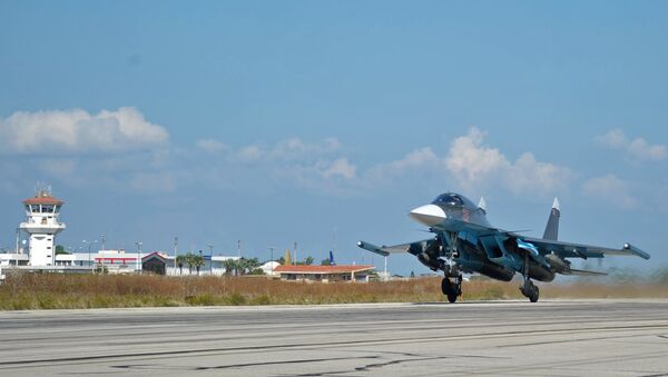 Caça russo na base aérea de Hmeymim, na Síria - Sputnik Brasil