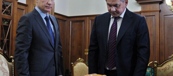 Russian Defense Minister Sergei Shoigu shows President Vladimir Putin a flight recorder of a Russian warplane shot down by a Turkish jet on Nov. 24. - Sputnik Brasil