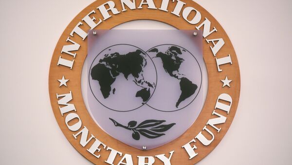 Emblema do Fundo Monetário Internacional na sede da organização em Washington, 30 de novembro de 2015 - Sputnik Brasil