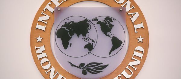 Emblema do Fundo Monetário Internacional na sede da organização em Washington, 30 de novembro de 2015 - Sputnik Brasil