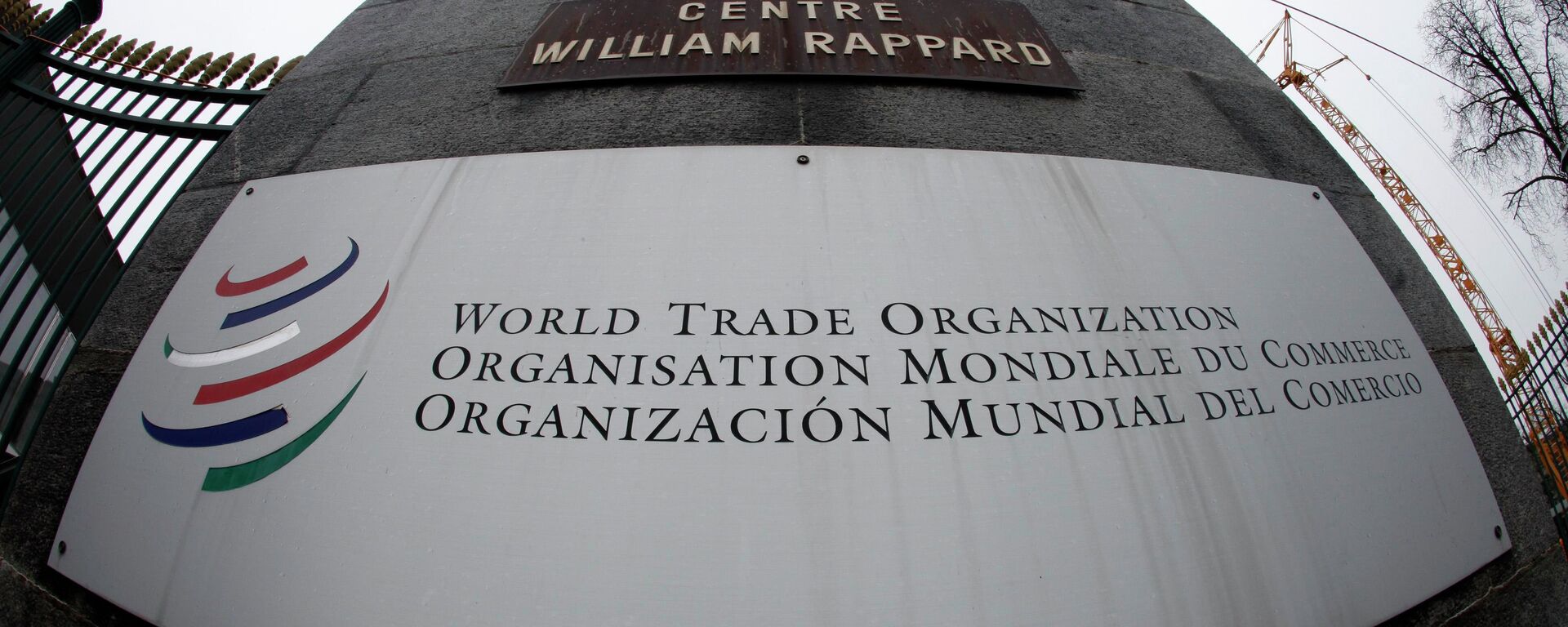 Emblema da Organização Mundial do Comércio (OMC), perto da entrada da sede da organização, em Genebra - Sputnik Brasil, 1920, 25.05.2022