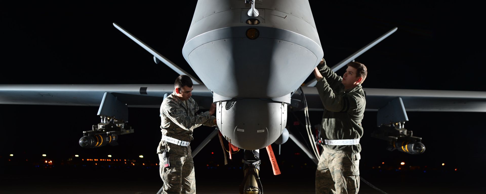 Militares norte-americanos preparam um drone MQ-9 Reaper para exercícios de voo - Sputnik Brasil, 1920, 13.08.2026