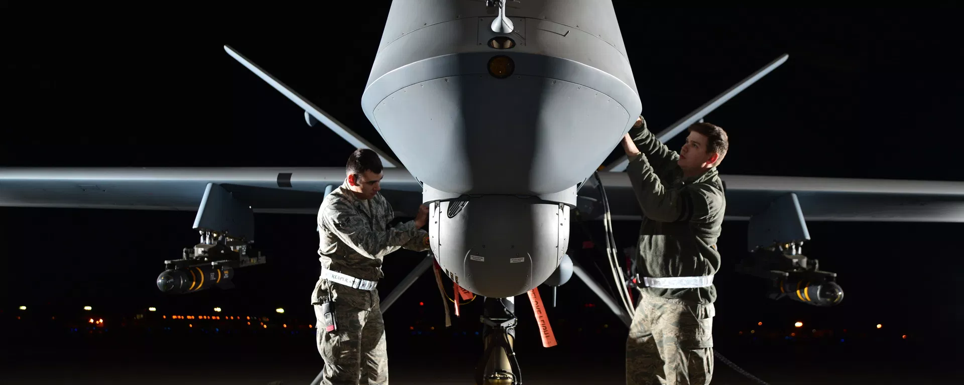 Militares norte-americanos preparam um drone MQ-9 Reaper para exercícios de voo - Sputnik Brasil, 1920, 13.08.2026