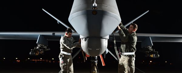 Militares norte-americanos preparam um drone MQ-9 Reaper para exercícios de voo - Sputnik Brasil