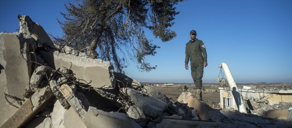 Soldado sírio analisa ruínas de uma aldeia cristã destruída pelo Daesh no nordeste da Síria - Sputnik Brasil