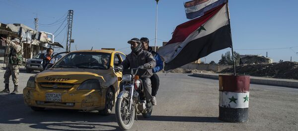 Moradores de um vilarejo cristão destruído pelo Daesh no nordeste da Síria - Sputnik Brasil