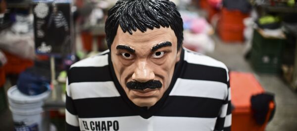 Costume e máscara do barão de droga mexicano Joaquín Guzmán Loera - Sputnik Brasil