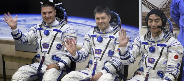 O norte-americano Kjell Lindgren, o russo Oleg Kononenko e o japonês Kimiya Yui estiveram na Estação Espacial Internacional (EEI). - Sputnik Brasil