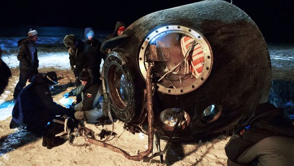 Nave espacial tripulada Soyuz TMA-17M após a aterrizagem - Sputnik Brasil