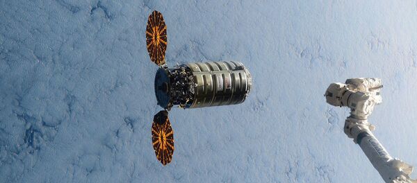Veículos espacial Cygnus transportando mais de três toneladas de carga se aproxima da Estação Espacial Internacional em 9 de dezembro. A imagem foi publicada pela NASA no Twitter. - Sputnik Brasil