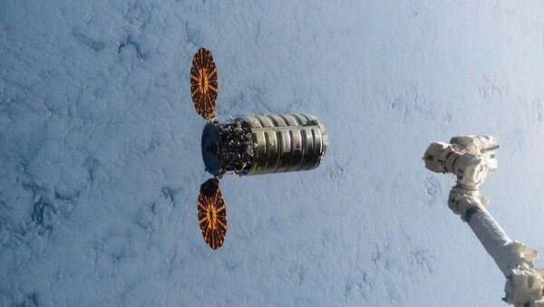 Veículos espacial Cygnus transportando mais de três toneladas de carga se aproxima da Estação Espacial Internacional em 9 de dezembro. A imagem foi publicada pela NASA no Twitter. - Sputnik Brasil