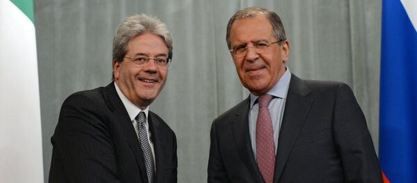 O ministro das Relações Exteriores da Itália, Paolo Gentiloni, com o chanceler russo, Sergei Lavrov O ministro das Relações Exteriores da Itália, Paolo Gentiloni, com o chanceler russo, Sergei Lavrov - Sputnik Brasil