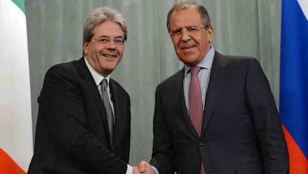 O ministro das Relações Exteriores da Itália, Paolo Gentiloni, com o chanceler russo, Sergei Lavrov - Sputnik Brasil