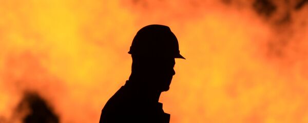 Trabalhador em refinaria de petróleo - Sputnik Brasil