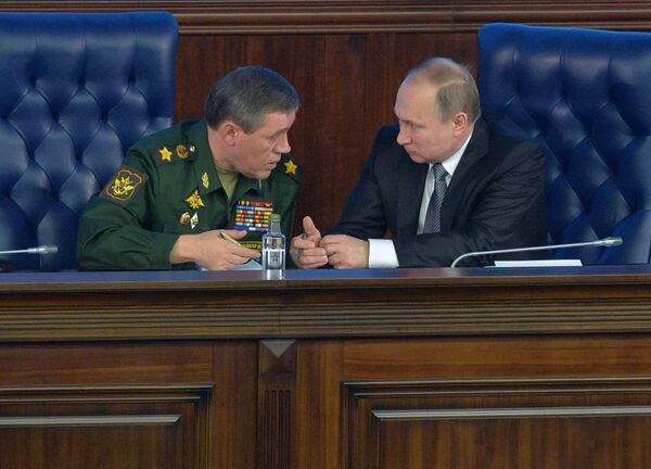 General Valery Gerasimov e presidente Vladimir Putin durante conferência conjunta no Ministério da Defesa da Rússia, em 11 de dezembro - Sputnik Brasil