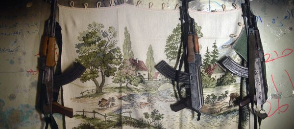 Fuzis AK-47 em esconderijo de rebeldes sírios na cidade de Aleppo - Sputnik Brasil