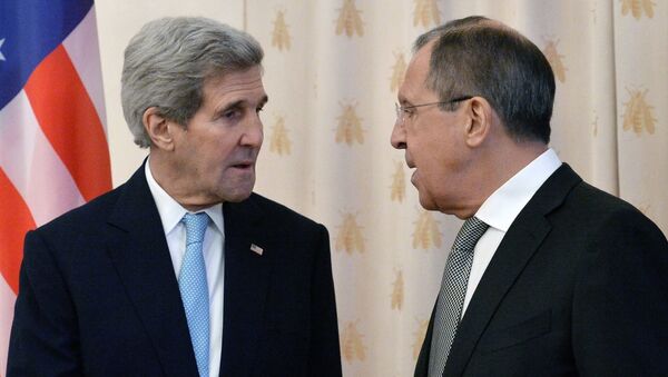 John Kerry e Sergei Lavrov durante encontro em Moscou em 15 de dezembro - Sputnik Brasil