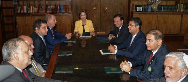 Dilma Rousseff recebe o apoio de prefeitos de capitais em Brasília. - Sputnik Brasil