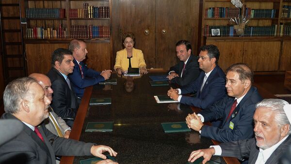 Dilma Rousseff recebe o apoio de prefeitos de capitais em Brasília. - Sputnik Brasil