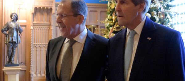 Sergei Lavrov (à esquerda) e John Kerry após o encontro de 15 de dezembro, em Moscou - Sputnik Brasil