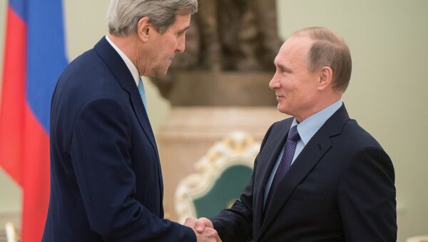 Russian President Vladimir Putin, right, and US Secretary of State John Kerry. - Sputnik Brasil