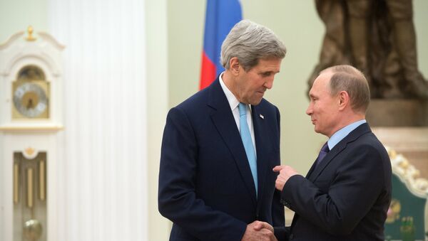 Presidente russo Vladimir Putin saúda o secretário de Estado dos EUA, John Kerry, no Kremlin - Sputnik Brasil