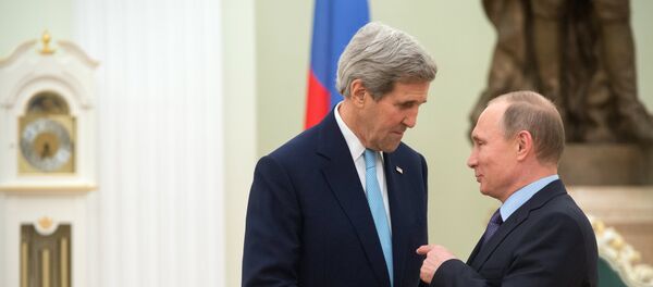 Presidente russo Vladimir Putin saúda o secretário de Estado dos EUA, John Kerry, no Kremlin - Sputnik Brasil